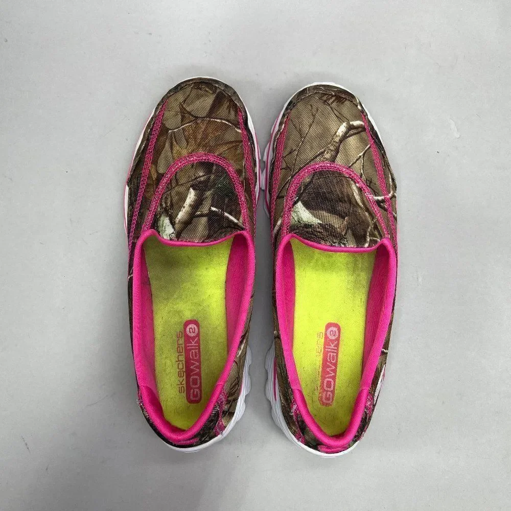 Skechers Girl's Size 5 Go Walk 2 - The Real‎ Deal Slip On Camouflage Sheos